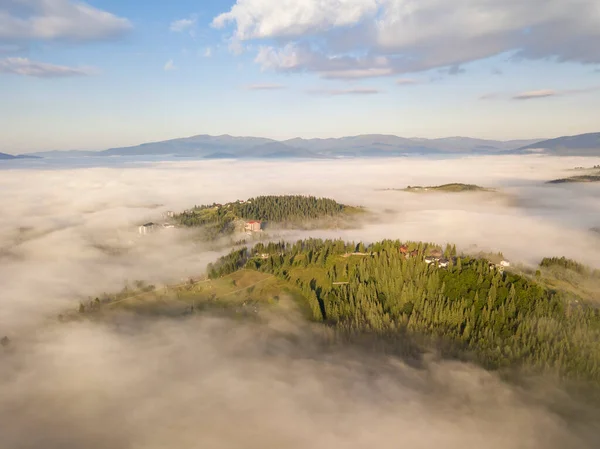 朝の霧の中でウクライナのカルパティアの緑の山々 空中ドローンビュー — ストック写真