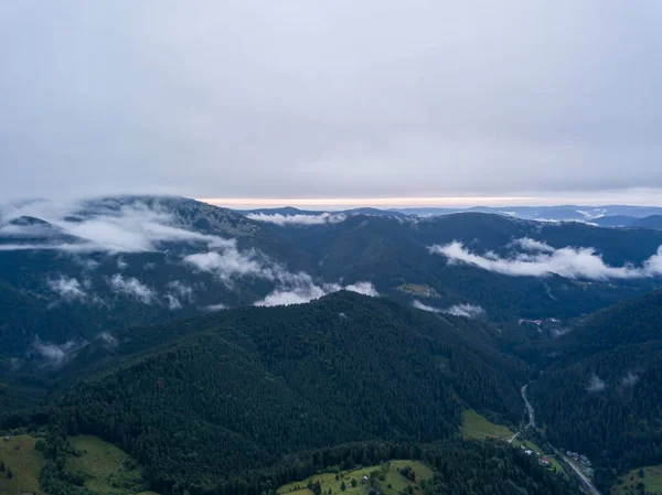 Зеленые Склоны Украинских Карпат Летом Облачное Утро Низкие Облака Воздушный — стоковое фото
