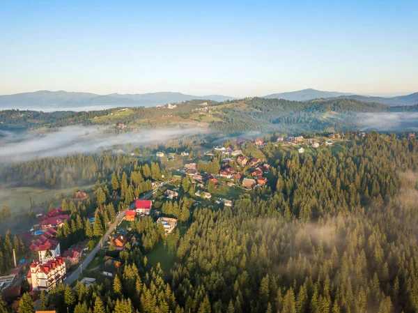 Montaña Asentamiento Los Cárpatos Ucrania Niebla Mañana Vista Aérea Del —  Fotos de Stock