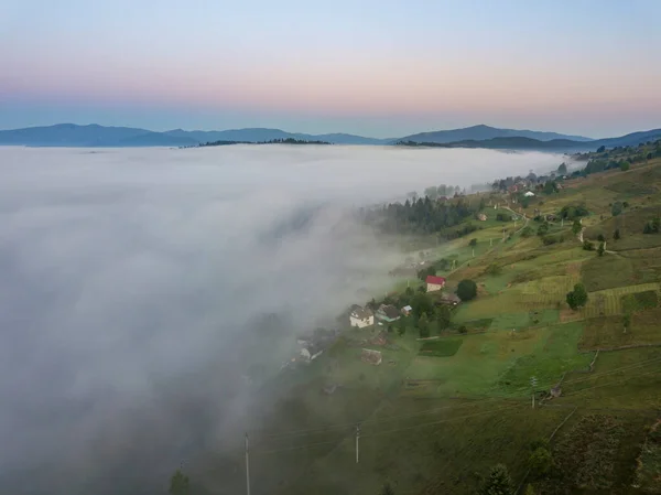 Горное Поселение Украинских Карпатах Утреннем Тумане Воздушный Беспилотник — стоковое фото