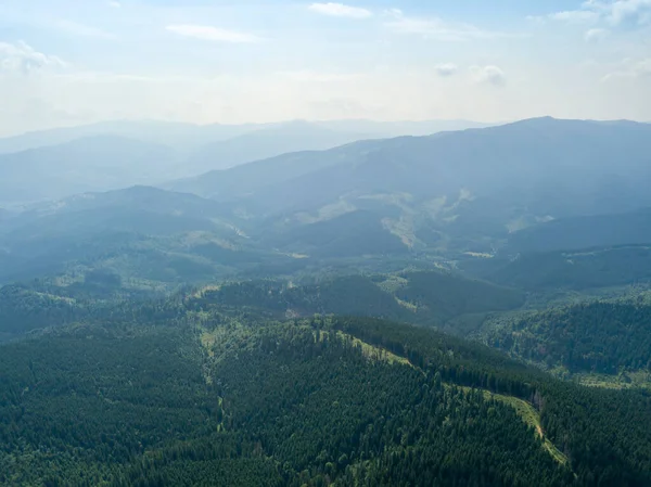 Grüne Berge Der Ukrainischen Karpaten Sommer Sonniger Tag Seltene Wolken — Stockfoto