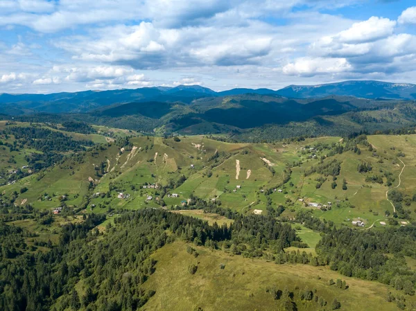 Montanhas Verdes Cárpatos Ucranianos Verão Árvores Coníferas Nas Encostas Vista — Fotografia de Stock