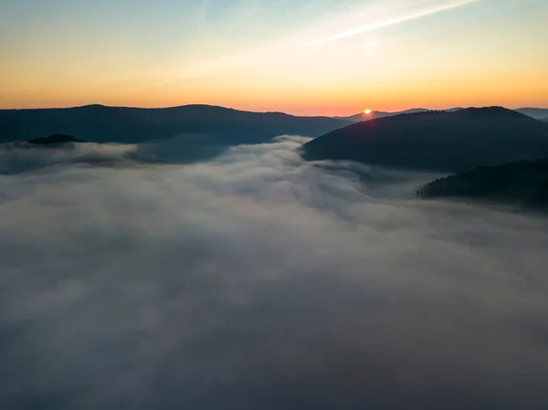 Sonnenaufgang Über Dem Nebel Den Ukrainischen Karpaten Drohnenblick Aus Der — Stockfoto