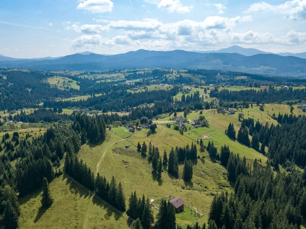 Grüne Berge Der Ukrainischen Karpaten Sommer Sonniger Tag Seltene Wolken — Stockfoto