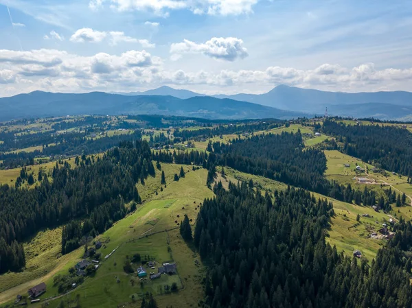 Grüne Berge Der Ukrainischen Karpaten Sommer Sonniger Tag Seltene Wolken — Stockfoto