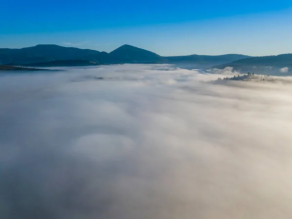 Vuelo Sobre Niebla Los Cárpatos Ucranianos Verano Montañas Horizonte Una — Foto de Stock