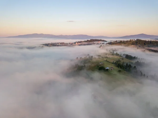 Утренний Туман Украинских Карпатах Воздушный Беспилотник — стоковое фото