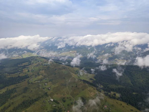 ウクライナのカルパティア山脈での高い飛行 空中ドローンビュー — ストック写真