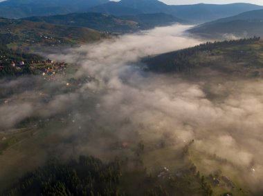Ukrayna Karpatları 'nda sabah sisi. Hava aracı görünümü.
