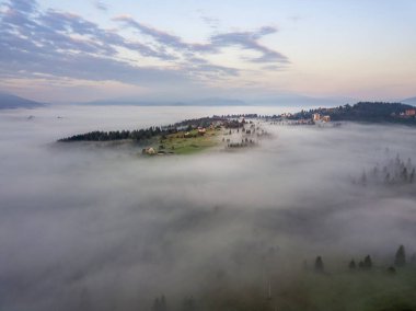 Sabah sisinde Ukrayna Karpatları 'na dağ yerleşimi. Hava aracı görünümü.