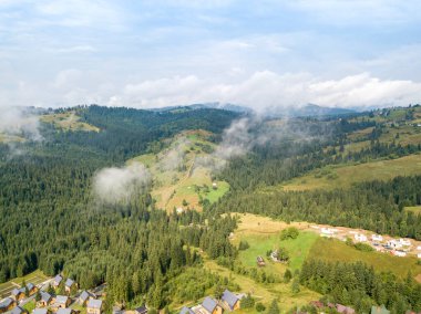 Ukrayna Karpatlarının dağlarında yüksek uçuş. Hava aracı görünümü.