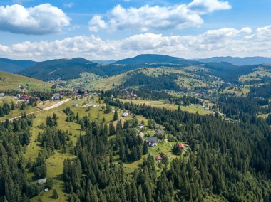 Yazın Ukrayna Karpatları 'nın yeşil dağları. Güneşli bir gün, nadir bulutlar. Hava aracı görünümü.