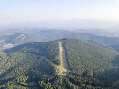 Güneşli havada Ukrayna Karpatlarının yüksek dağları. Hava aracı görünümü.