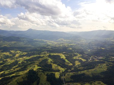 Ukrayna Karpatlarının dağlarında yüksek uçuş. Hava aracı görünümü.