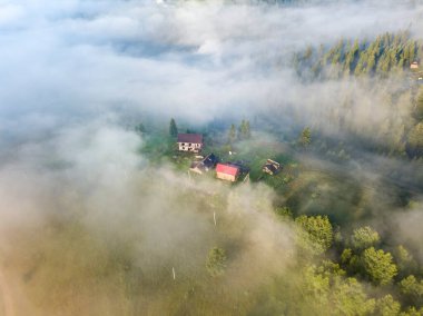 Sabah sisinde Ukrayna Karpatları 'na dağ yerleşimi. Hava aracı görünümü.