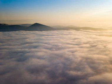 Ukrayna Karpatları 'nda yaz aylarında sislerin üzerinden uçarlar. Ufuktaki dağlar. Hava aracı görünümü.