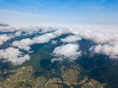Ukrayna Karpatlarının dağlarında yüksek uçuş. Hava aracı görünümü.