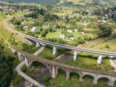 Dağlardaki eski demiryolu köprüsü. Ukraynalı Karpatlar. Hava aracı görünümü.