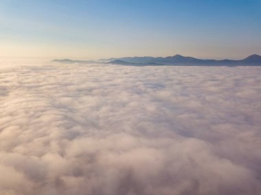 Bulutların üstünde yüksek bir uçuş. Hava aracı görünümü.