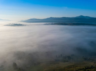 Ukrayna Karpatya dağlarında sabah sisi. Hava aracı görünümü.