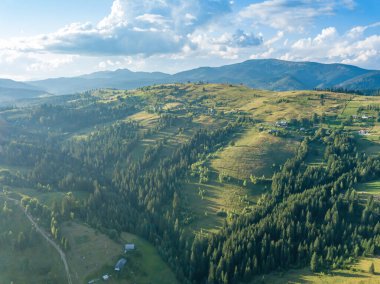 Yazın Ukrayna Karpatları dağları. Hava aracı görünümü.