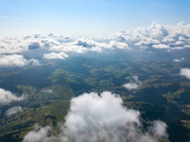 Ukrayna Karpatlarının dağlarında yüksek uçuş. Hava aracı görünümü.