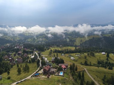 Ukrayna Karpatlarının dağlarında yüksek uçuş. Hava aracı görünümü.