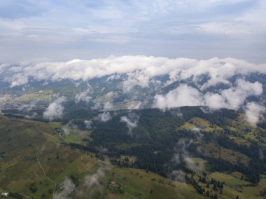 Ukrayna Karpatlarının dağlarında yüksek uçuş. Hava aracı görünümü.