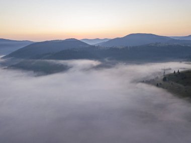 Ukrayna Karpatları 'nda sabah sisi. Hava aracı görünümü.