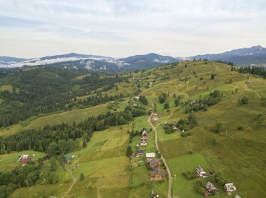 Yazın Ukrayna Karpatları 'nın yeşil dağları. Hava aracı görünümü.