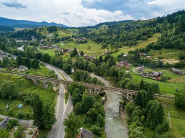 Dağlardaki eski demiryolu köprüsü. Ukraynalı Karpatlar. Hava aracı görünümü.