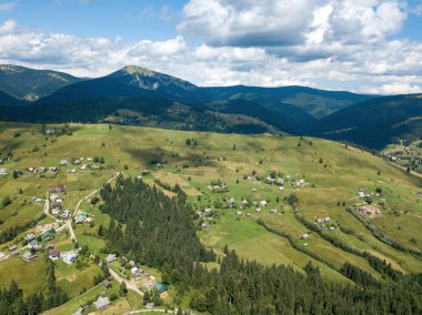 Yazın Ukrayna 'nın yeşil Karpatları. Hava aracı görünümü.