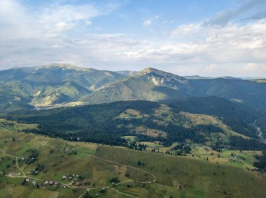 Yazın Ukrayna Karpatları 'nın yeşil dağları. Güneşli bir gün. Hava aracı görünümü.