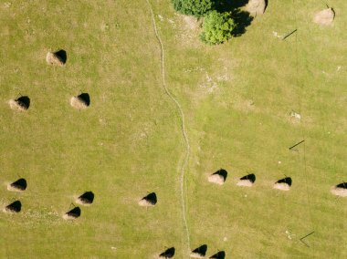 Dağlardaki saman yığınları. Hava aracı görünümü.