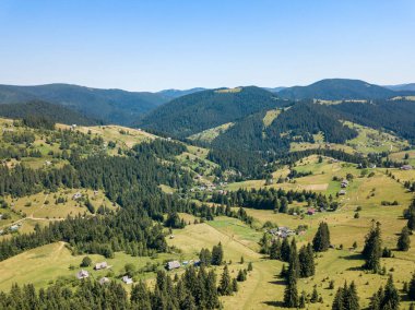 Yazın Ukrayna Karpatları 'nın yeşil dağları. Güneşli açık bir gün. Hava aracı görünümü.