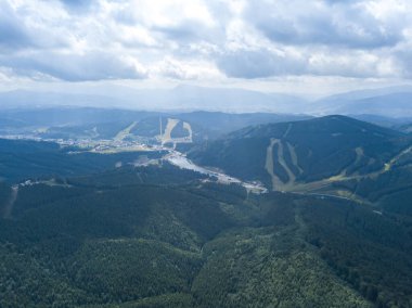 Yazın Ukrayna Karpatları 'nın yeşil dağları. Güneşli bir gün, nadir bulutlar. Hava aracı görünümü.