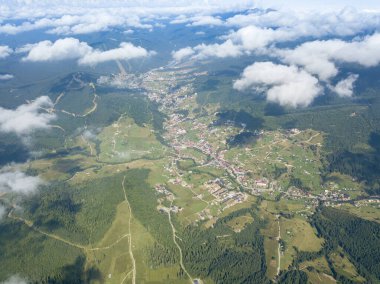 Ukrayna Karpatlarının dağlarında yüksek uçuş. Hava aracı görünümü.