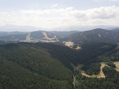 Yazın Ukrayna Karpatları 'nın yeşil dağları. Güneşli bir gün, nadir bulutlar. Hava aracı görünümü.