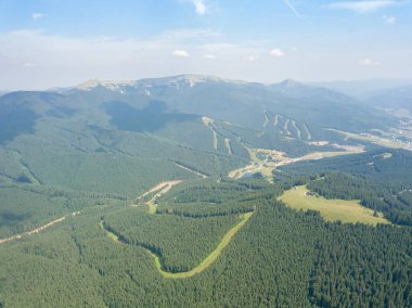Yazın Ukrayna Karpatları 'nın yeşil dağları. Güneşli bir gün, nadir bulutlar. Hava aracı görünümü.