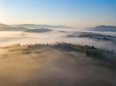 Ukrayna Karpatları 'nda sabah sisi. Hava aracı görünümü.