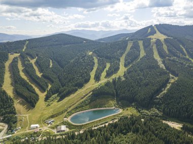 Güneşli havada Ukrayna Karpatlarının yüksek dağları. Hava aracı görünümü.