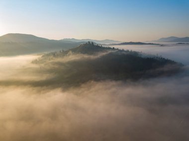 Ukrayna Karpatları 'nda sabah sisi. Hava aracı görünümü.