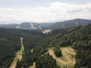 Yazın Ukrayna Karpatları 'nın yeşil dağları. Güneşli bir gün, nadir bulutlar. Hava aracı görünümü.