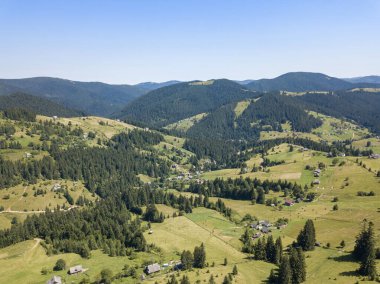 Yazın Ukrayna Karpatları 'nın yeşil dağları. Güneşli açık bir gün. Hava aracı görünümü.