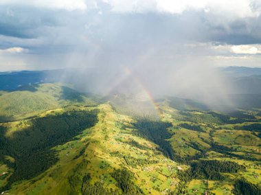 Ukrayna Karpatlarının dağlarında gökkuşağı. Hava aracı görünümü.