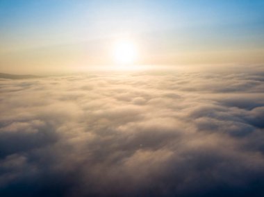 Bulutların üstünde yüksek bir uçuş. Hava aracı görünümü.