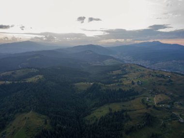 Ukrayna Karpatları 'ndaki dağların üzerinden gün batımı. İyi akşamlar. Hava aracı görünümü.