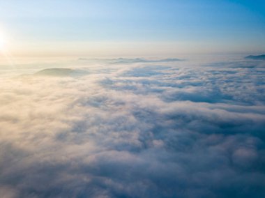 Bulutların üstünde yüksek bir uçuş. Hava aracı görünümü.