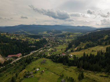 Yazın Ukrayna Karpatları 'nın yeşil dağları. Hava aracı görünümü.