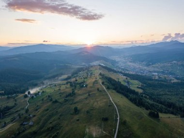 Ukrayna Karpatları 'ndaki dağların üzerinden gün batımı. Hava aracı görünümü.